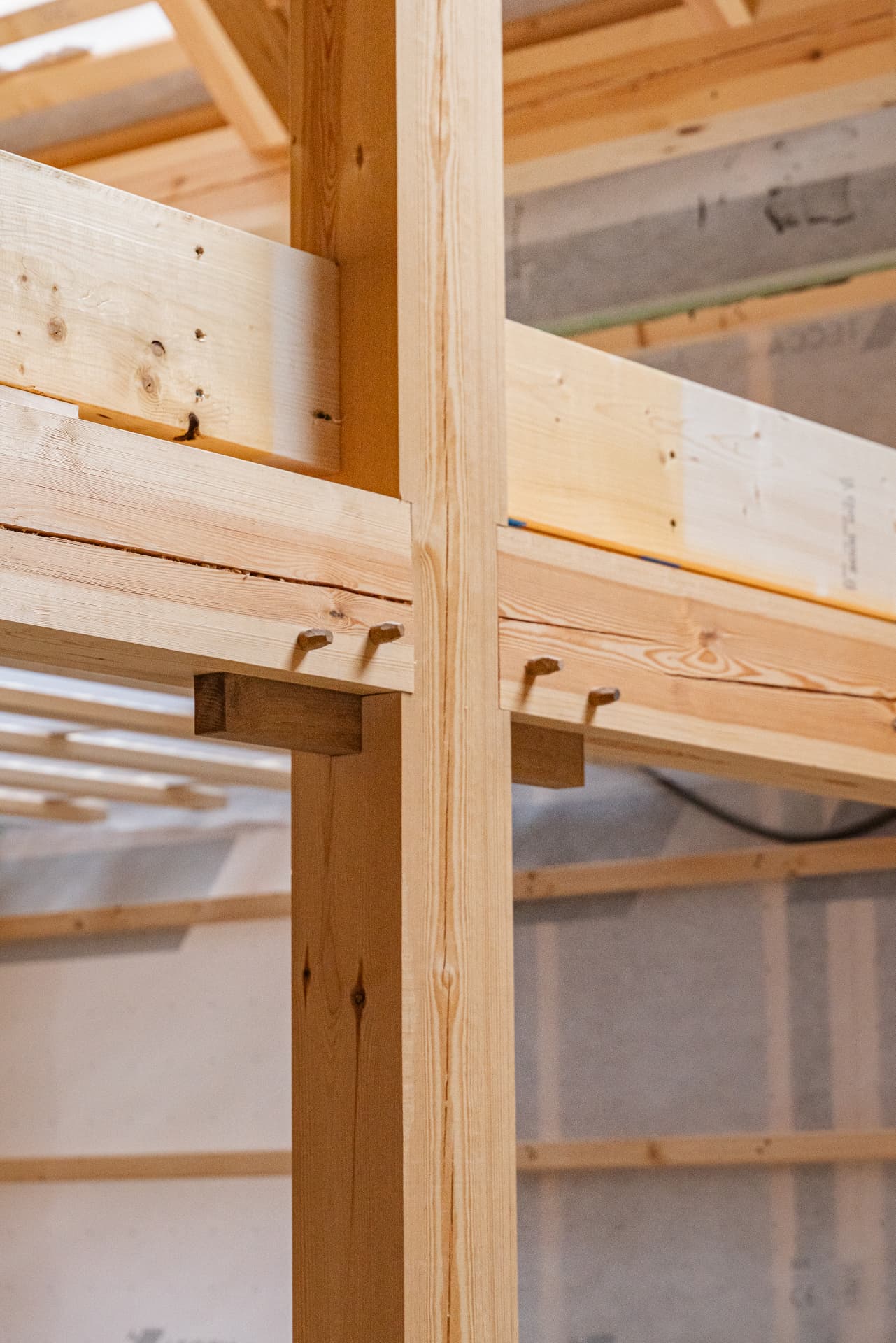 Detalj av träknutpunkt med tappar & bjälklag