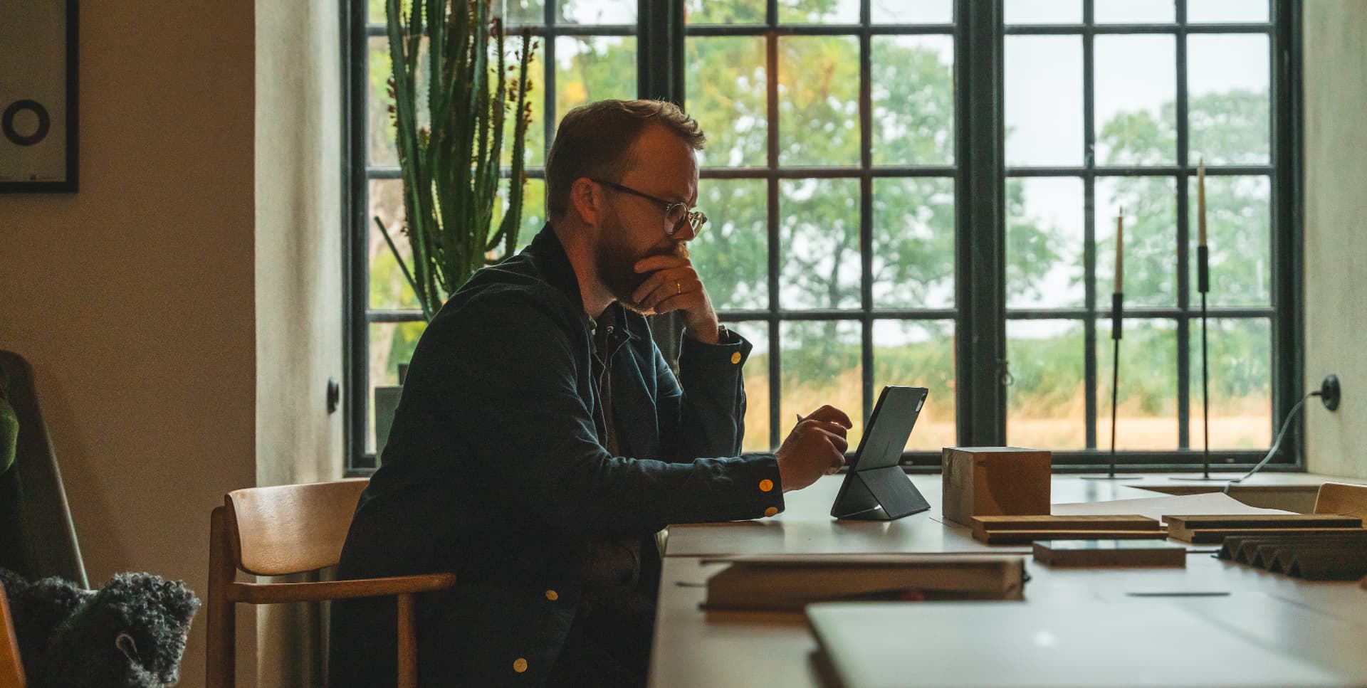 William Weibull arbetar vid skrivbord i studion